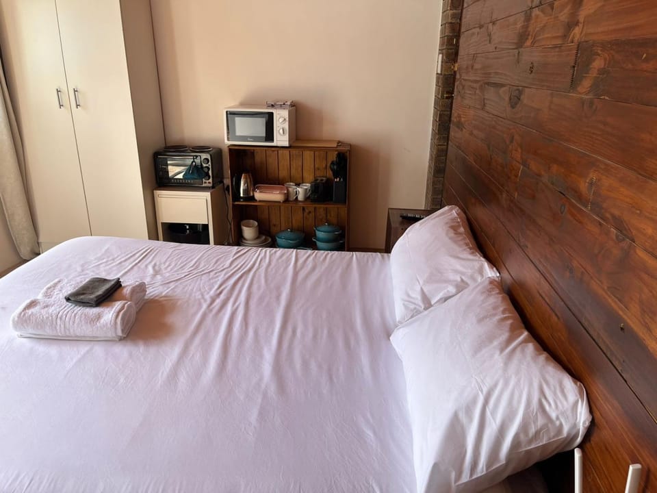 Bed, Kitchen or kitchenette, wardrobe