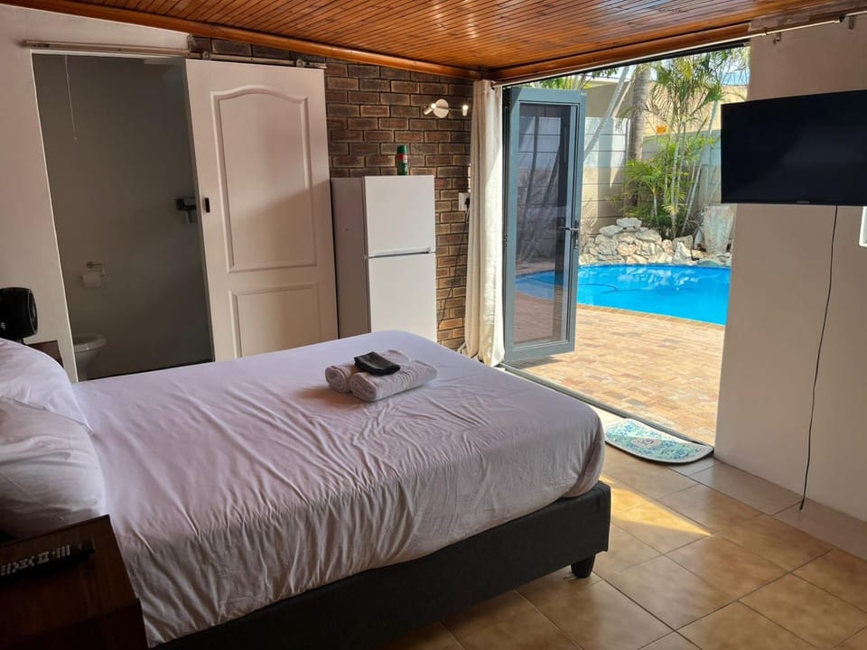 Bed, TV and multimedia, Bedroom