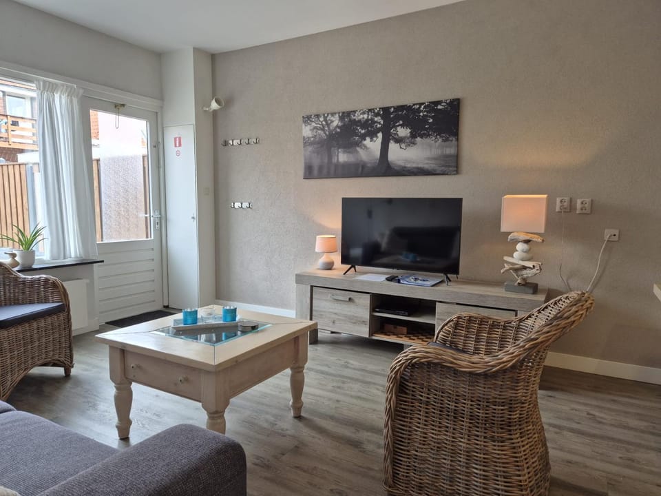 TV and multimedia, Seating area, Dining area