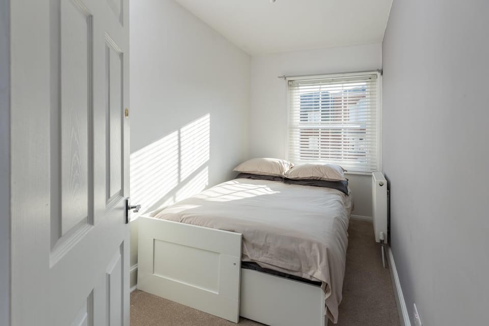 Spacious Central Cheltenham House Sleeps 8 House in Cheltenham