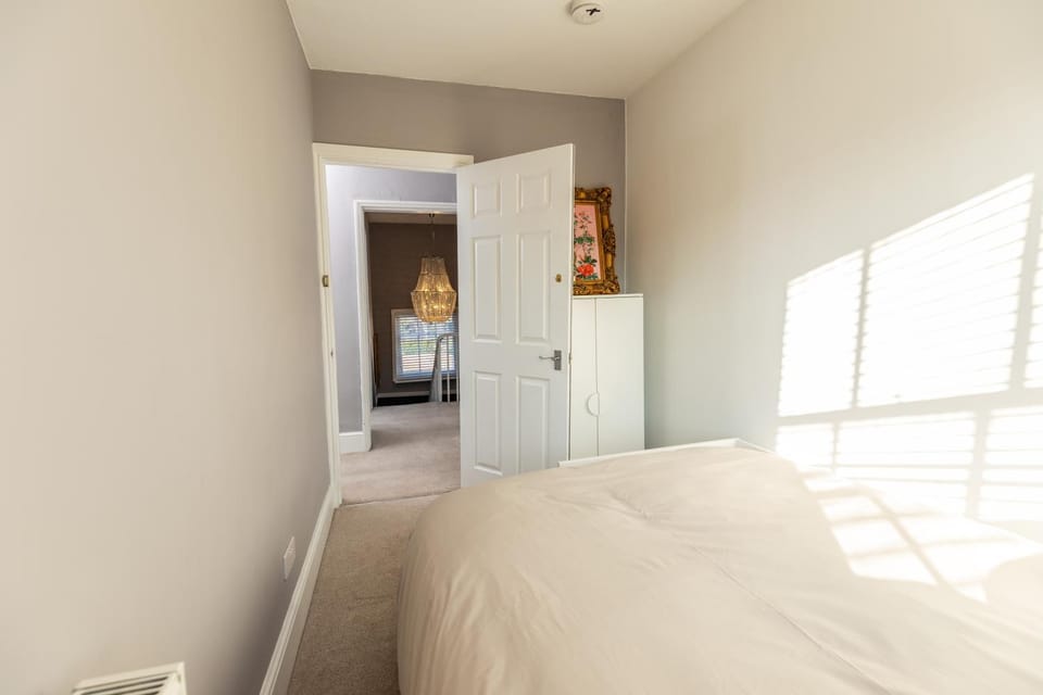 Spacious Central Cheltenham House Sleeps 8 House in Cheltenham