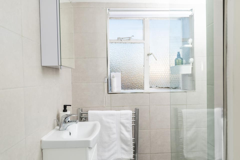 Spacious Central Cheltenham House Sleeps 8 House in Cheltenham