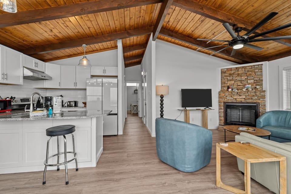 Outer Banks Oceanfront Oasis OBX House in Kill Devil Hills