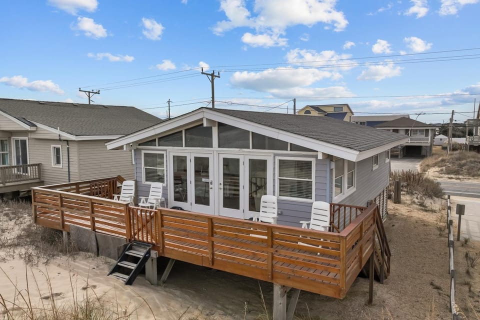 Outer Banks Oceanfront Oasis OBX House in Kill Devil Hills
