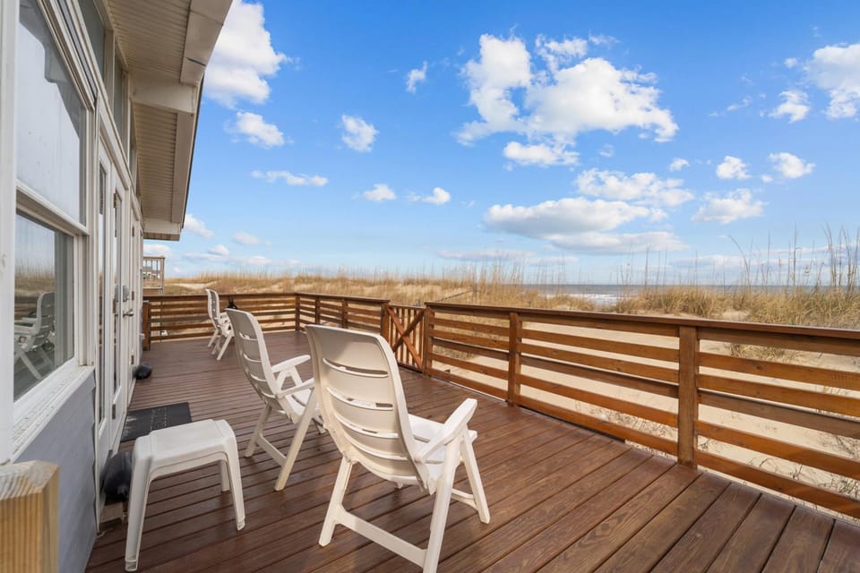Outer Banks Oceanfront Oasis OBX House in Kill Devil Hills