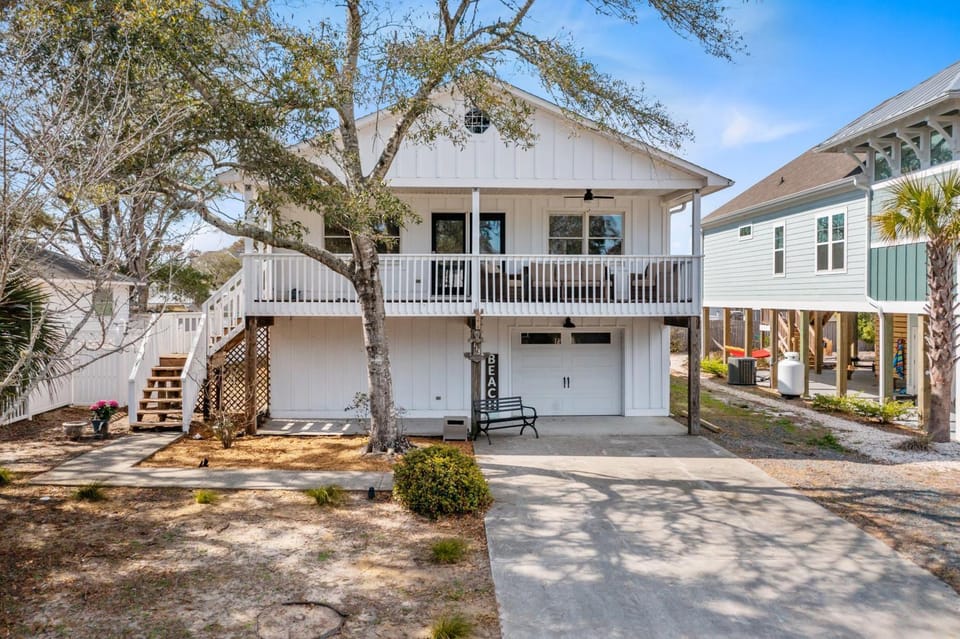 OAI42 Golden Oasis House in Oak Island