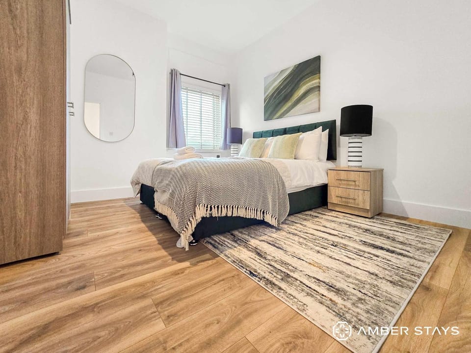 Spacious 2 Bed Home in Gloucester by Amber Stays - Perfect for Business & Contractors, FREE Parking Apartment in Gloucester