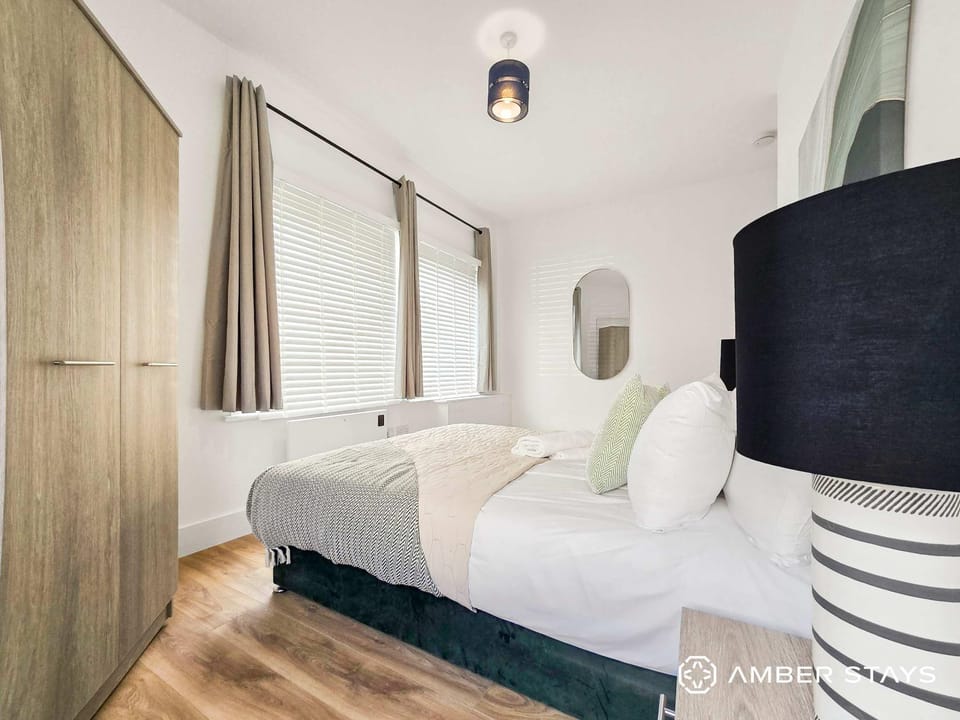 Spacious 2 Bed Home in Gloucester by Amber Stays - Perfect for Business & Contractors, FREE Parking Apartment in Gloucester