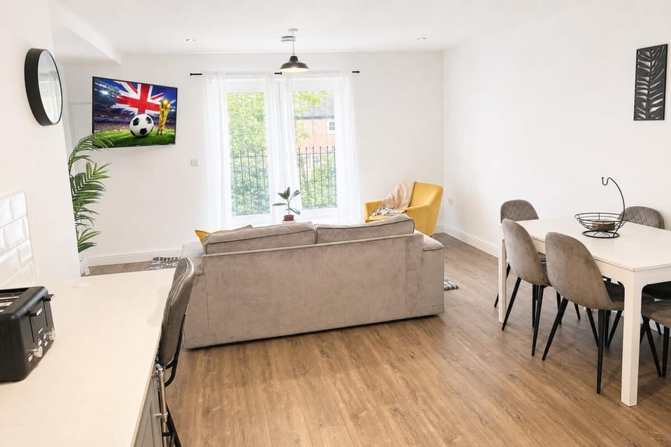 TV and multimedia, Living room, Seating area, Dining area