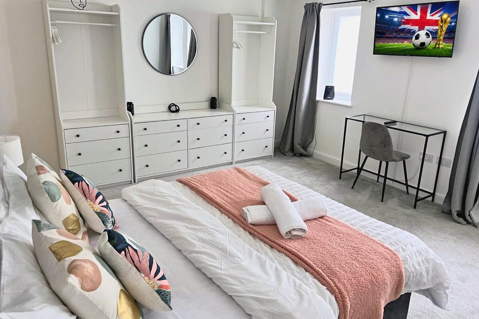 Bed, TV and multimedia, Photo of the whole room, Bedroom, storage, wardrobe