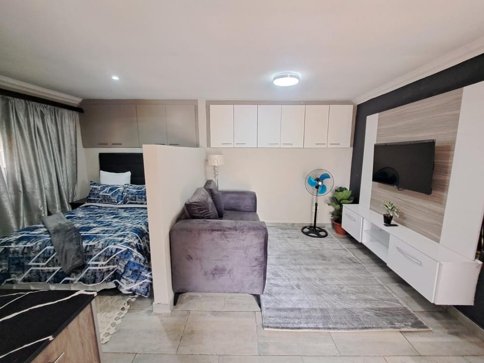 Bed, TV and multimedia, Seating area, Bedroom