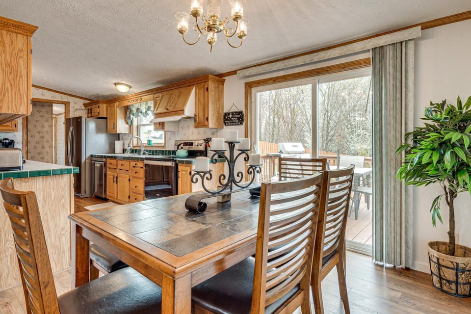Long-Range Mtn Views! Scenic Asheville Sanctuary House in Asheville