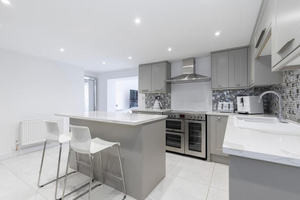 Luxury Central Cheltenham Basement Retreat Apartment in Cheltenham