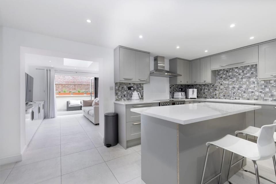 Luxury Central Cheltenham Basement Retreat Apartment in Cheltenham