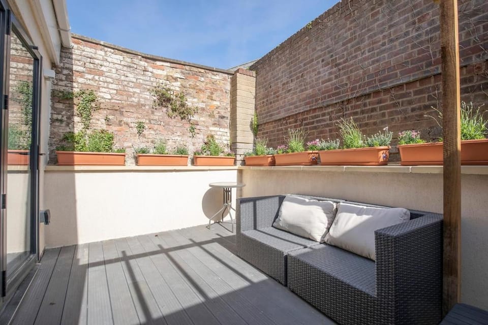 Luxury Central Cheltenham Basement Retreat Apartment in Cheltenham