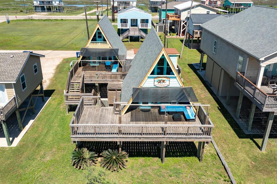 The Polynesian - A-Frame Beach Hut Gulf Front-Row House in Surfside Beach