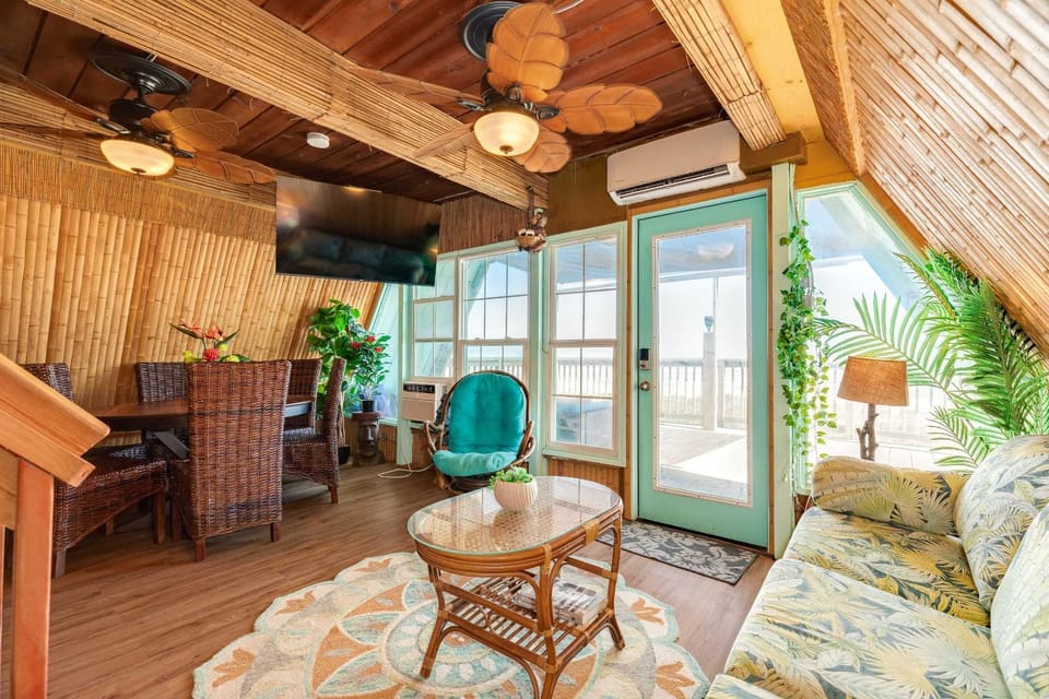 The Polynesian - A-Frame Beach Hut Gulf Front-Row House in Surfside Beach
