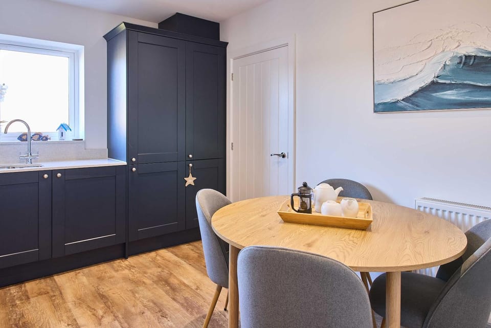Kitchen or kitchenette, Seating area, Dining area