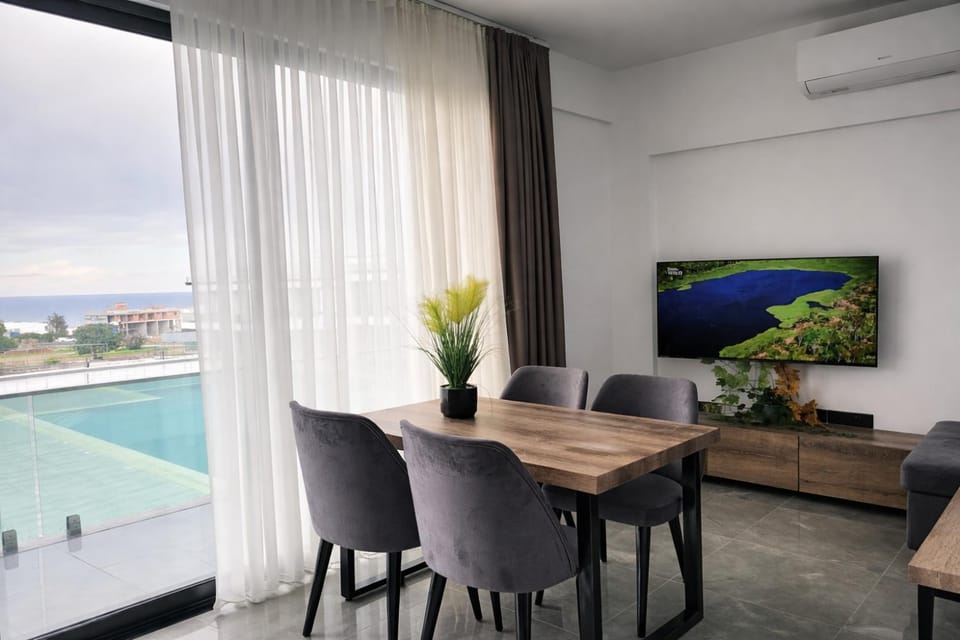 Dining area, Pool view