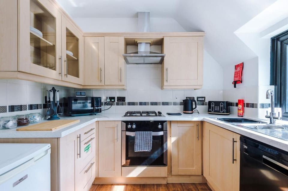 Spacious 3BR Home in Warrington Close to Golf & Sailing House in England