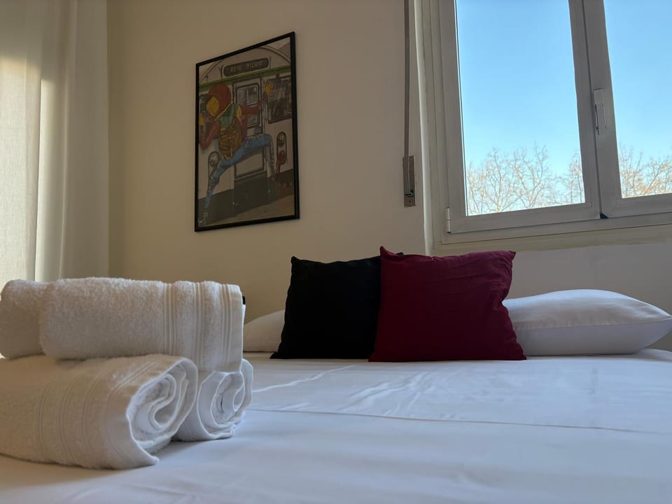 Bed, Photo of the whole room, Bedroom