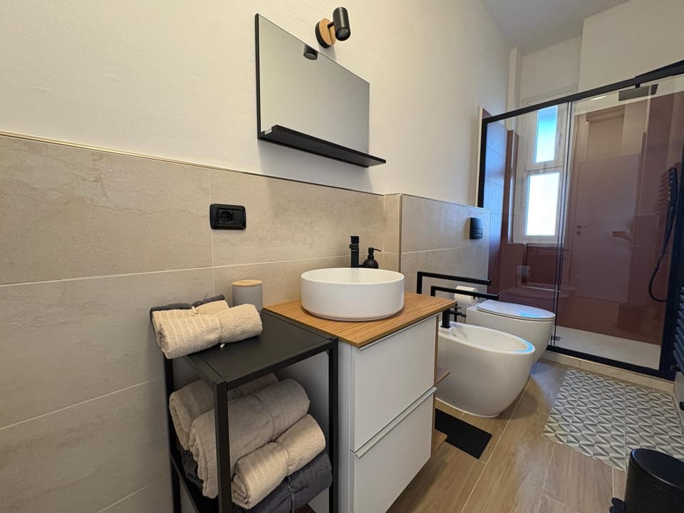 Toilet, Bathroom, towels
