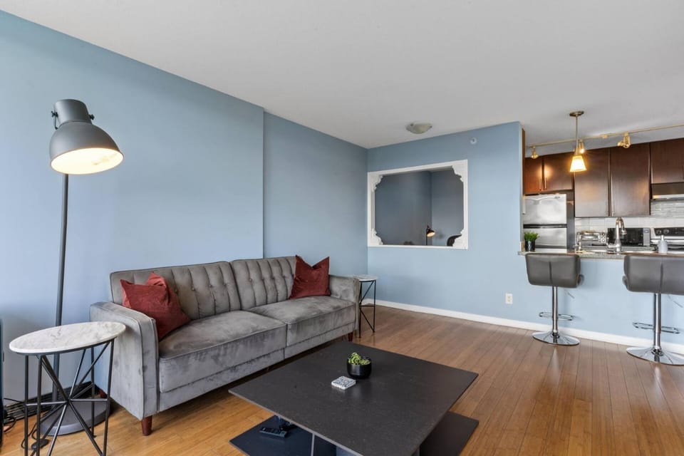 Spacious Downtown 1BR with Air Conditioning Pool Gym Free Parking Apartment in Vancouver