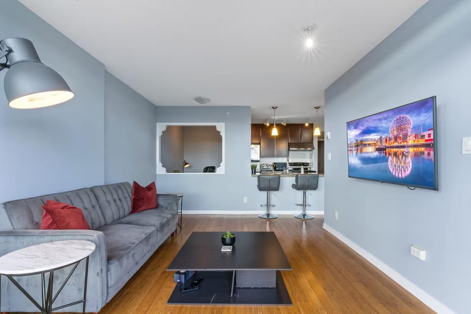 Spacious Downtown 1BR with Air Conditioning Pool Gym Free Parking Apartment in Vancouver