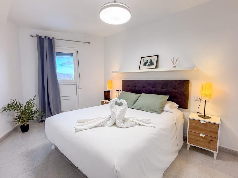 Bed, Bedroom, towels