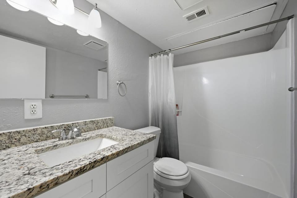 Charming 2-bedroom 1-bath with modern style appeal Apartment in Denton
