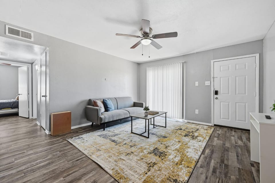 Charming 2-bedroom 1-bath with modern style appeal Apartment in Denton