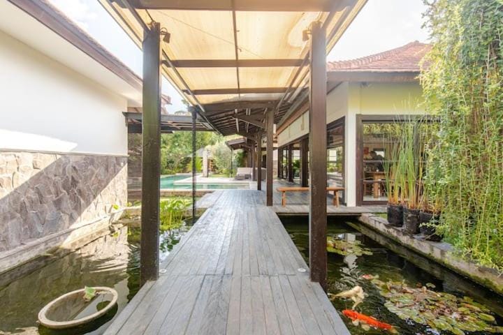 Luxury 4BR Seminyak Villa w Pool & 5 mins to Beach Villa in Kuta