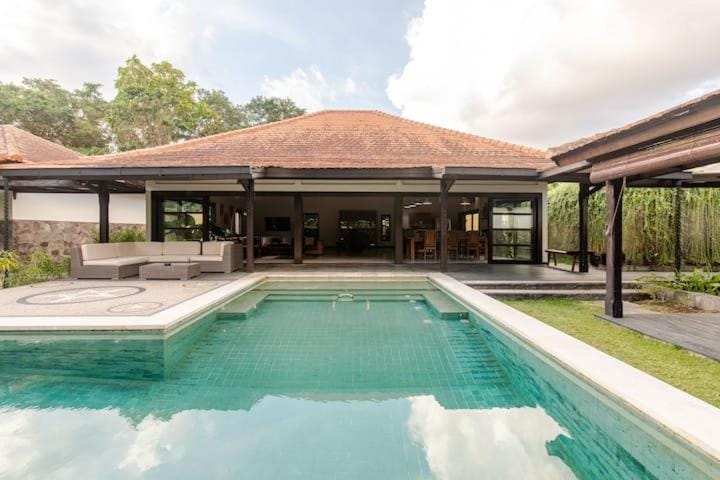 Luxury 4BR Seminyak Villa w Pool & 5 mins to Beach Villa in Kuta