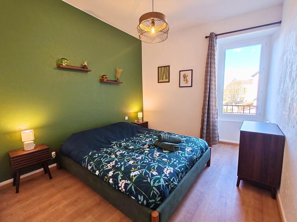Photo of the whole room, Bedroom