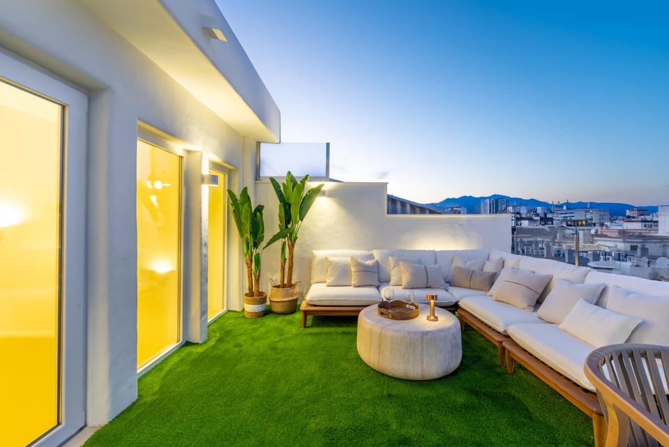 Off site, Balcony/Terrace, Balcony/Terrace, City view, Landmark view, Mountain view, Street view, Sunset