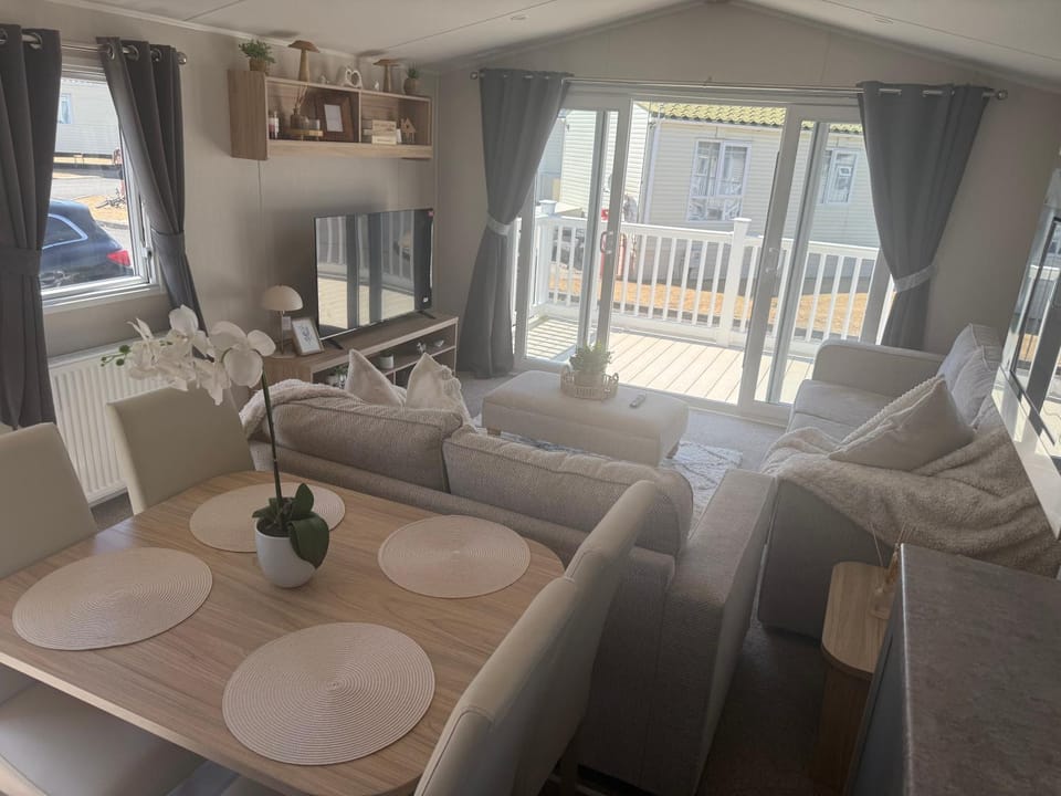 The sunny Kingsley holiday home Campground/ 
RV Resort in Porthcawl