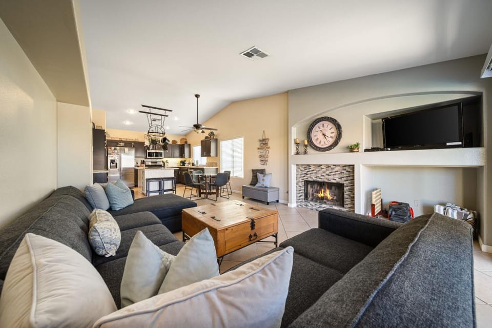 3BR Desert Home - Pool and Spa Walk to Indian Wells House in La Quinta