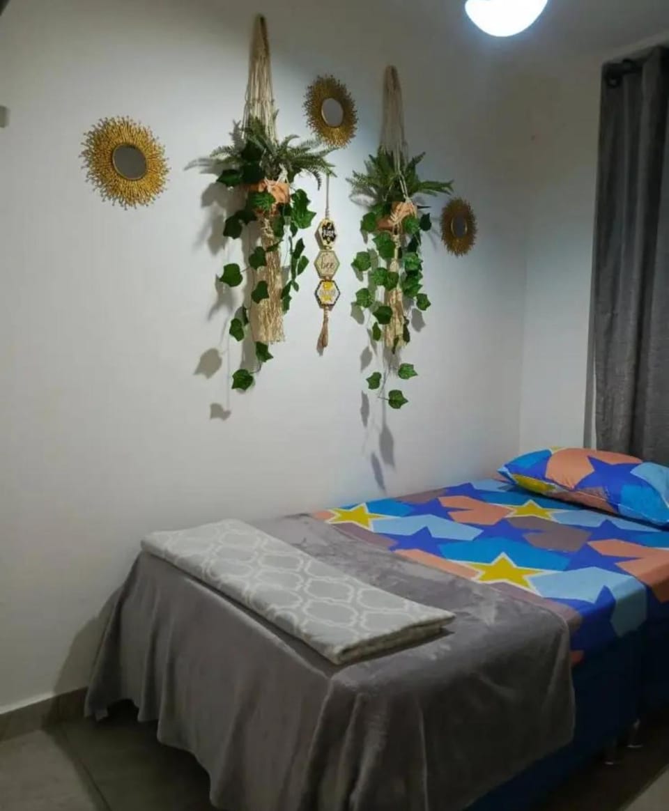 Habitacion Sencilla con baño compartido en Apartamento ambiente NO FAMILIAR Vacation rental in Girón