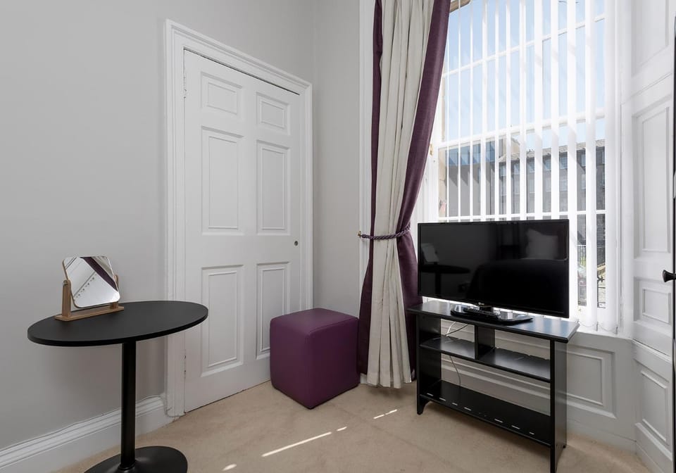 Bed, Day, TV and multimedia, View (from property/room), Decorative detail, Evening entertainment, Bedroom, Guests, Entertainment, Seasons, Time of day, children, young children, older children, group of guests, cot, Family