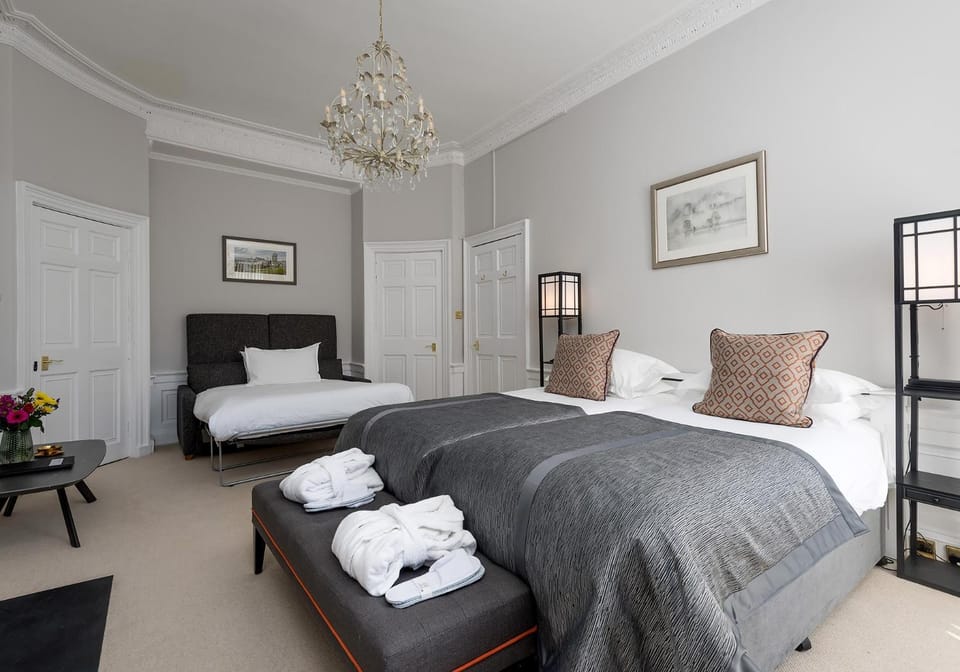 Bed, Day, People, Activities, Business facilities, Decorative detail, Bedroom, Guests, Seasons, Time of day, children, young children, older children, group of guests, cot, Family