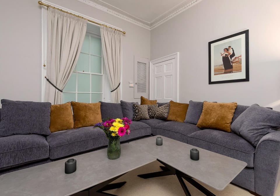 Day, People, Activities, Living room, Lounge or bar, Decorative detail, Seating area, Guests, Seasons, Time of day, children, young children, older children, group of guests, cot, Family