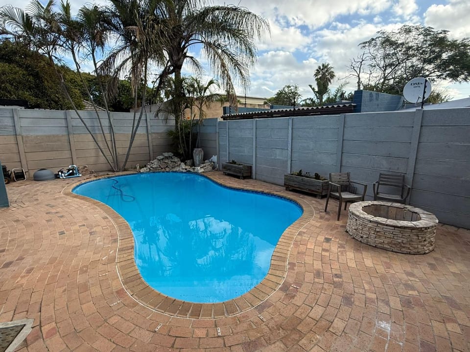 Swimming pool, fireplace