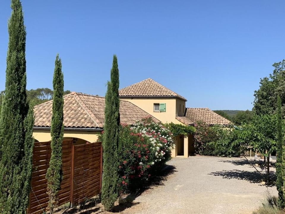 Villa tout confort, superbe vue dégagée, piscine chauffée, raccdt fibre House in Lorgues