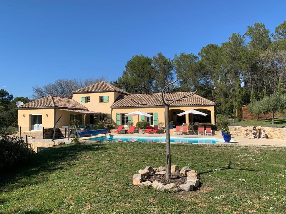 Villa tout confort, superbe vue dégagée, piscine chauffée, raccdt fibre House in Lorgues