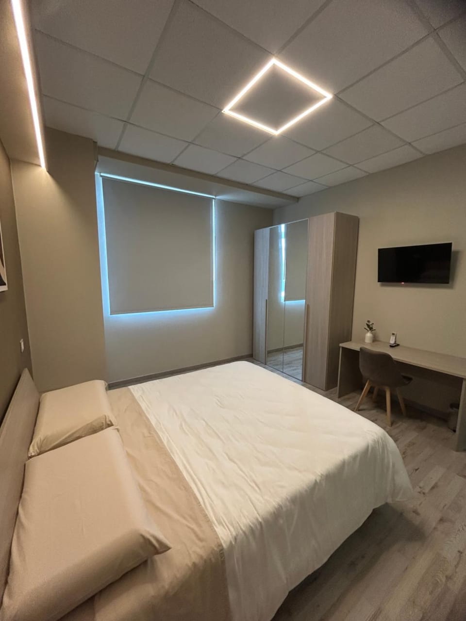Bed, TV and multimedia, Photo of the whole room, Bedroom