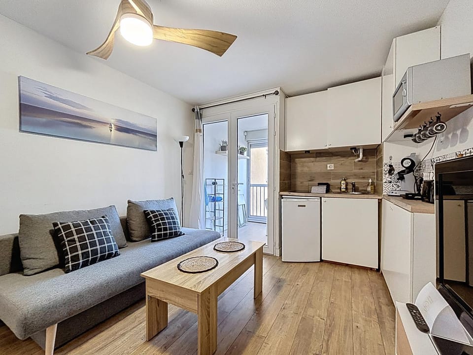 Kitchen or kitchenette, Living room