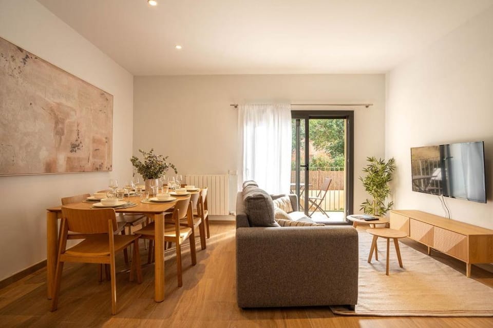 Stylish & Cozy 3-Bedroom Central Apartment with Private Balcony Apartment in Girona
