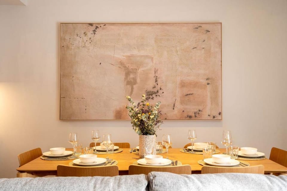 Stylish & Cozy 3-Bedroom Central Apartment with Private Balcony Apartment in Girona
