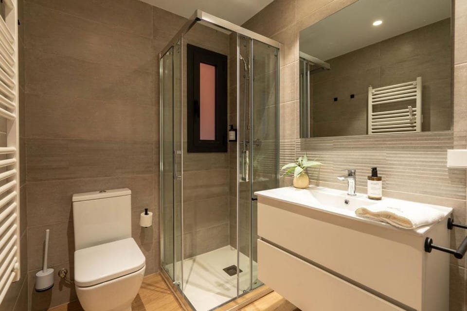 Stylish & Cozy 3-Bedroom Central Apartment with Private Balcony Apartment in Girona