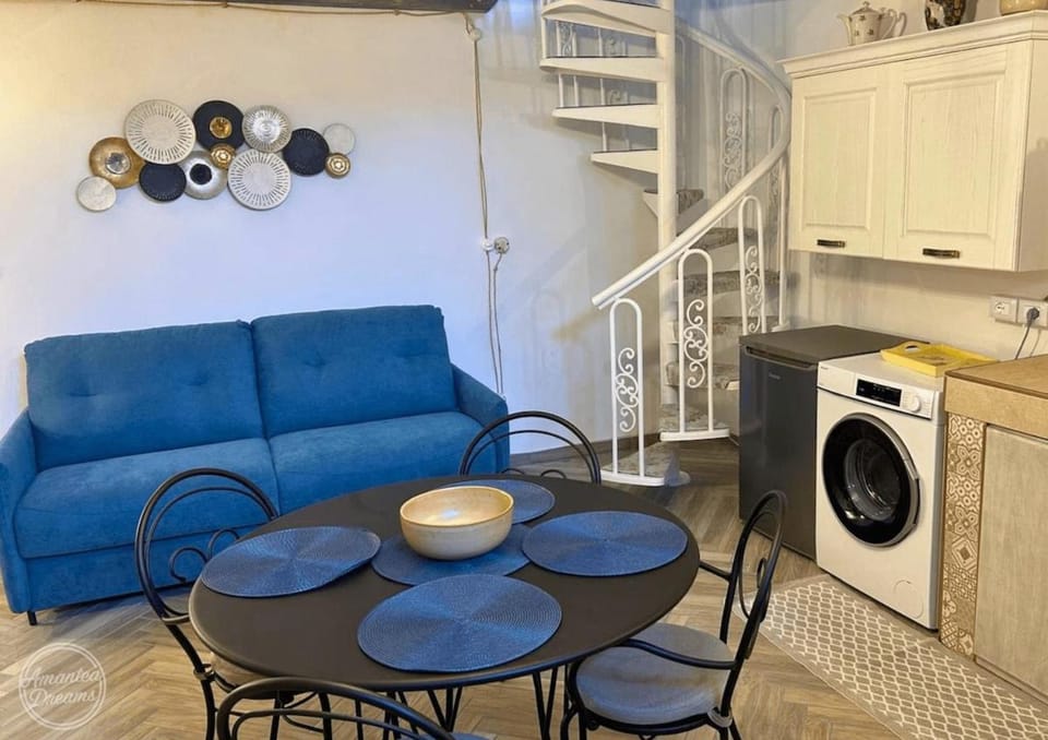 Kitchen or kitchenette, Living room, Seating area, Dining area, pet friendly, stove, washing machine